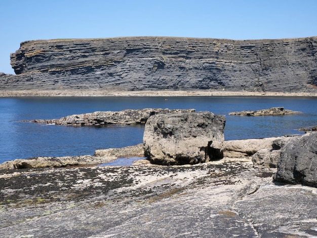 Scogliere e nuvole dell'oceano Atlantico rocce e laguna bellezza nella natura viaggio di vacanza relax