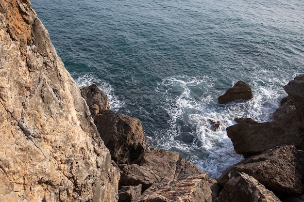 Scogliere e onde della costa portoghese