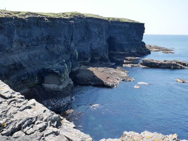 Scogliere e pareti rocciose dell'Oceano Atlantico e bellezza della laguna nella natura Sfondo di viaggio per le vacanze