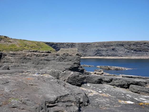 Scogliere e pareti rocciose dell'Oceano Atlantico e bellezza della laguna nella natura Sfondo di viaggio per le vacanze