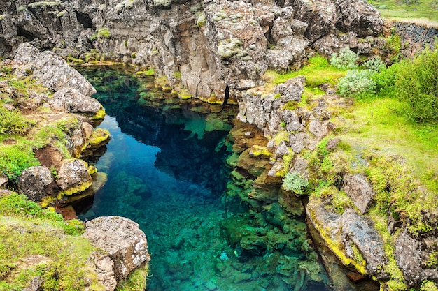 Scogliere e profonde fenditure nel Parco Nazionale di Thingvellir, nel sud dell'Islanda