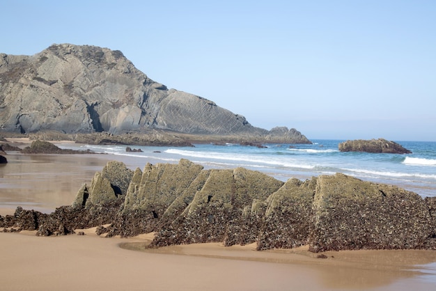 Scogliere e rocce con mare a Odeceixe Beach, Algarve, Portogallo