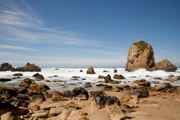 Scogliere e rocce sulla costa dell'Oceano Atlantico - Praia da Ursa Beach, Portogallo.