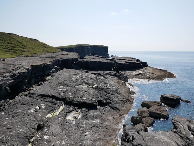 Scogliere e sfondo dell'Oceano Atlantico rocce e bellezza della laguna nella natura Carta da parati del viaggio di vacanza
