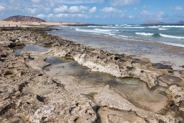 Scogliere e spiagge incontaminate dell'isola di La Graciosa, con il Risco de Famara sullo sfondo