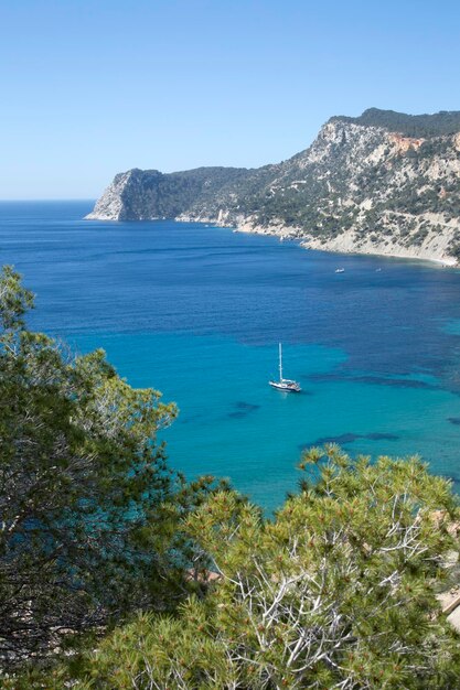 Scogliere e yacht da Es Cubells Ibiza Spagna