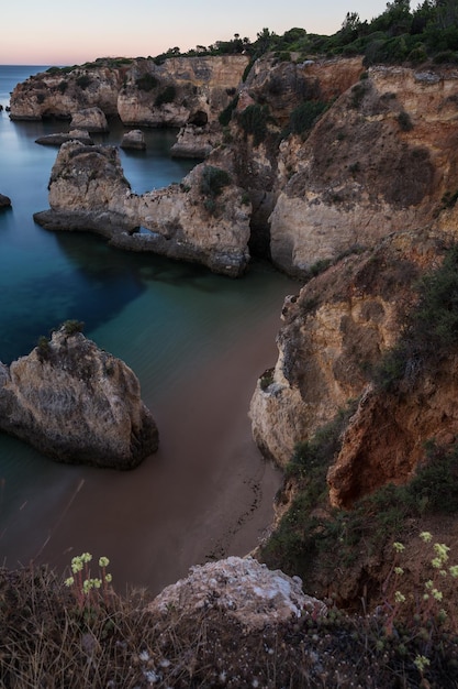 Scogliere nella regione dell'Algarve in Portogallo Formazioni rocciose e mare