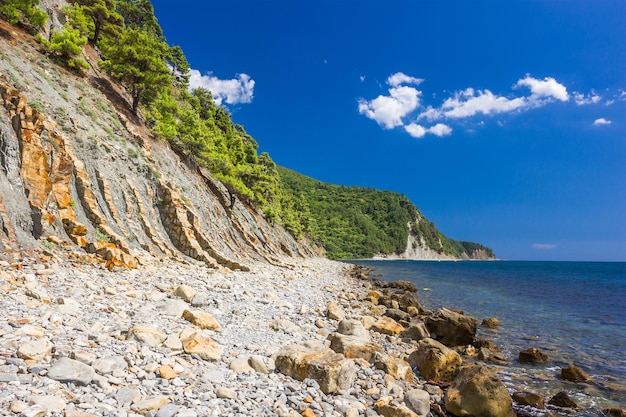 Scogliere, rocce e pietre in riva al mare in una giornata limpida