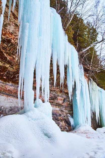 Scogliere rocciose invernali con grandi formazioni di ghiaccio blu