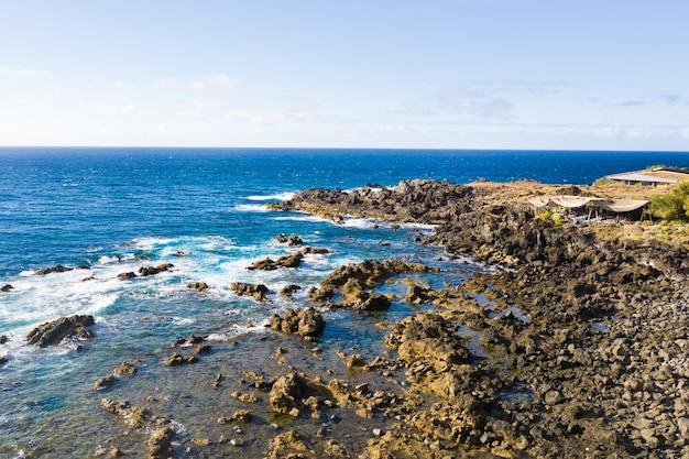 Scogliere rocciose ruvide nel nord di TenerifeSpiaggia nera nelle Isole Canarie Rocce rocce vulcaniche Oceano Atlantico