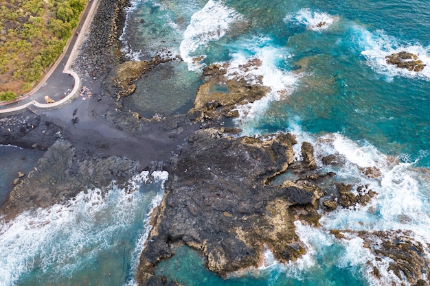 Scogliere rocciose ruvide nel nord di TenerifeSpiaggia nera nelle Isole Canarie Rocce rocce vulcaniche Oceano Atlantico