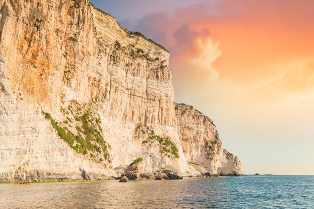 Scogliere rocciose stratificate con piante vicino alla costa dell'isola di Corfù