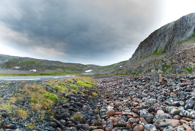 Scogliere rocciose sulla costa del Mare di Barents, Parco Nazionale Varangerhalvoya, Penisola Varanger, Finnmark, Norvegia