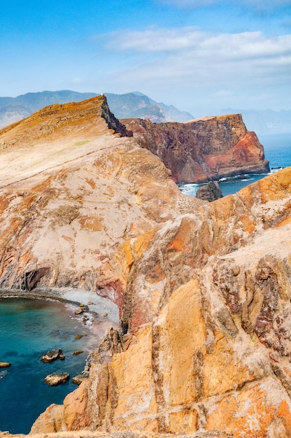 Scogliere rosse e mare blu a Capo San Lorenzo sull'isola di Madeira