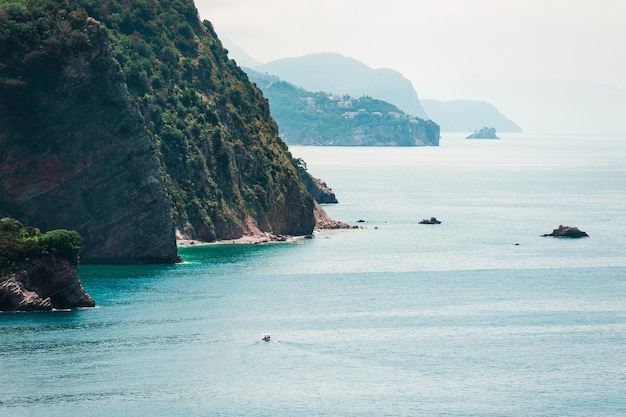 Scogliere sulla costa del mare vicino a Budva, Montenegro. Mare Adriatico. Famosa destinazione di viaggio, paesaggio marino estivo