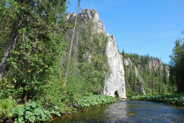 Scogliere sulle rive del fiume