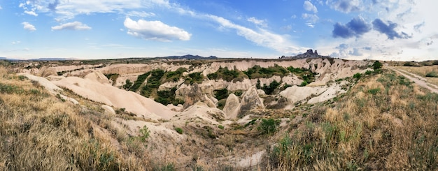 Scogliere vulcaniche sabbiose della Cappadocia in estate