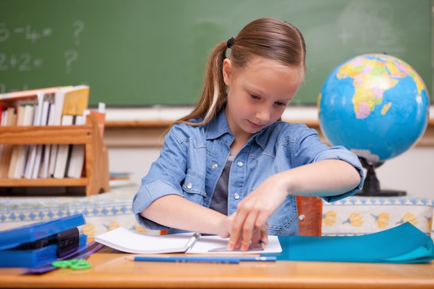 Scolara che fa lavoro di classe