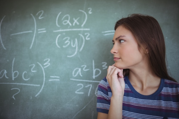 Scolara che finge di essere un'insegnante in aula