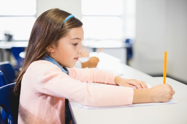 Scolara che studia nell'aula