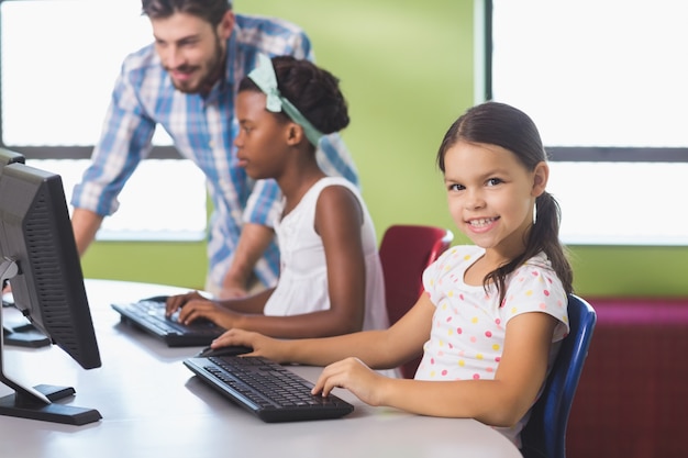 Scolara che utilizza computer nell'aula