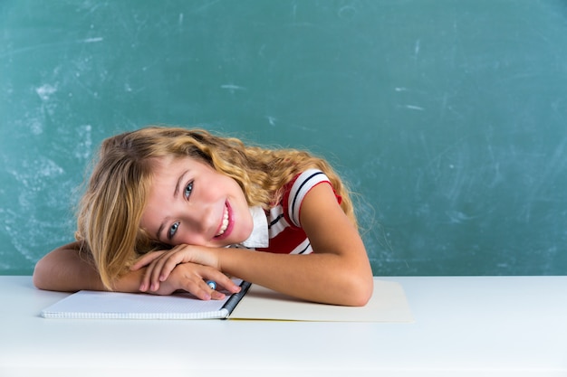 Scolara felice di espressione dello studente in aula