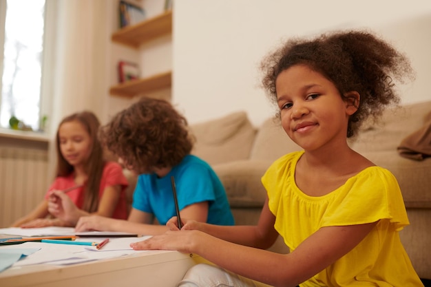 Scolari. Bambini che fanno lezione insieme e sembrano contenti