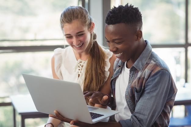 Scolari che utilizzano computer portatile nell'aula