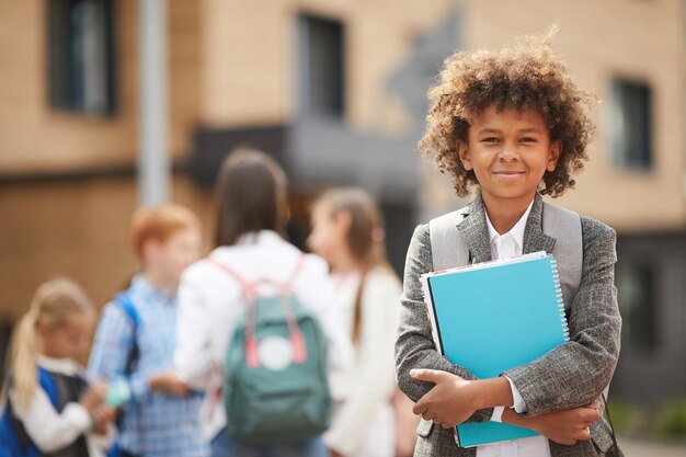 Scolaro africano con libri di testo