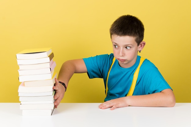 Scolaro carino che rifiuta di studiare