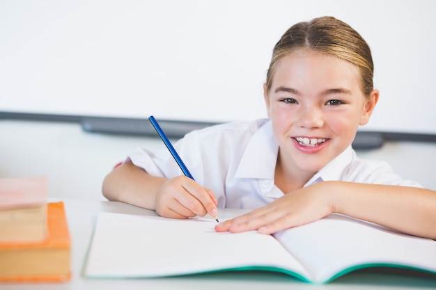 Scolaro che fa i compiti in aula