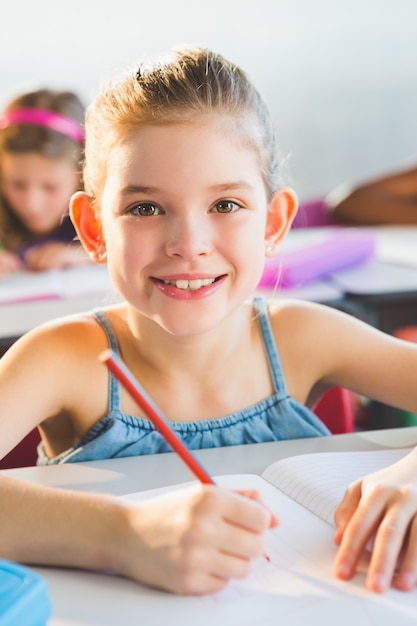 Scolaro che fa i compiti in aula