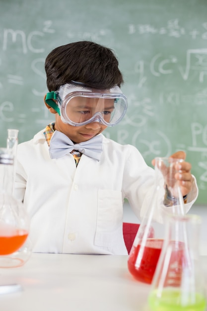 Scolaro che fa un esperimento chimico in laboratorio