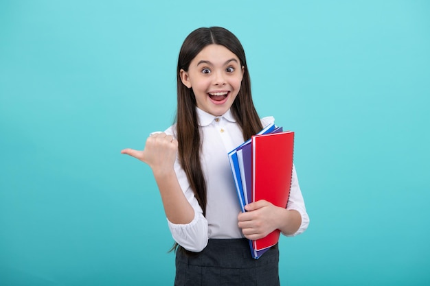 Scolaro con il libro Apprendimento e istruzione