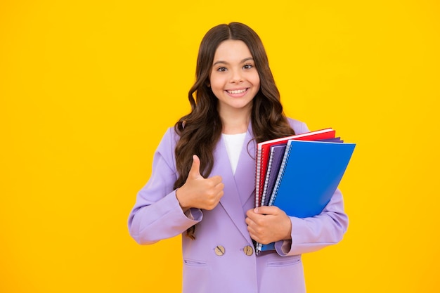 Scolaro con il libro Apprendimento e istruzione