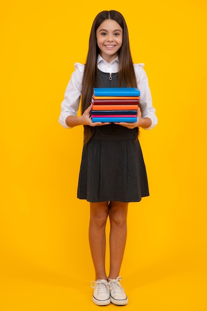 Scolaro con il libro Apprendimento e istruzione