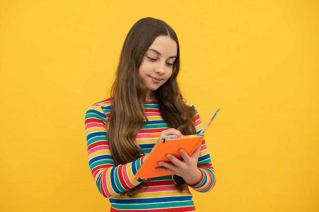 Scolaro con il libro Apprendimento e istruzione