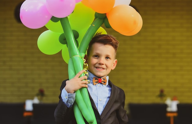 Scolaro del giorno degli insegnanti con regalo per l'educazione del bambino della scuola dell'insegnante