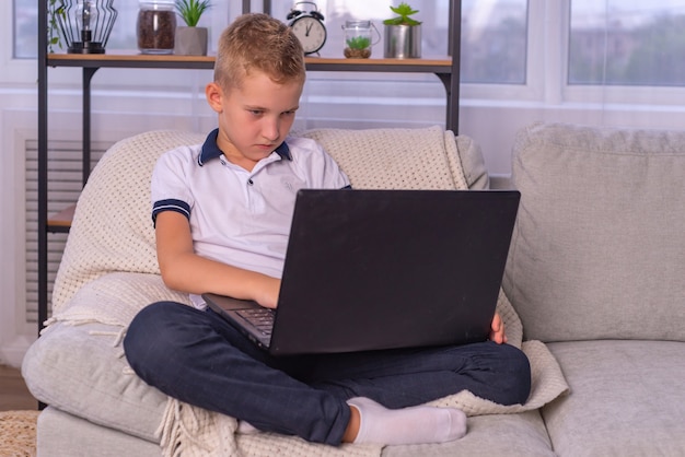 scolaro fa i compiti su un computer portatile apprendimento online