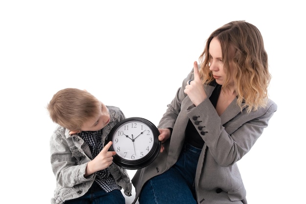 Scolaro mamma e figlio stanno studiando l'orologio Isolato su sfondo bianco Tempo di gestione del tempo per l'interazione tra genitore e bambino concetto