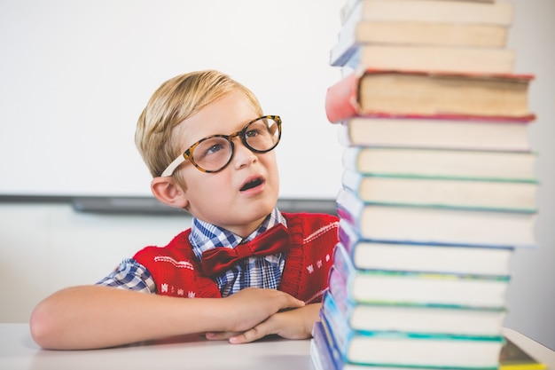 Scolaro scioccato che finge di essere un insegnante in aula