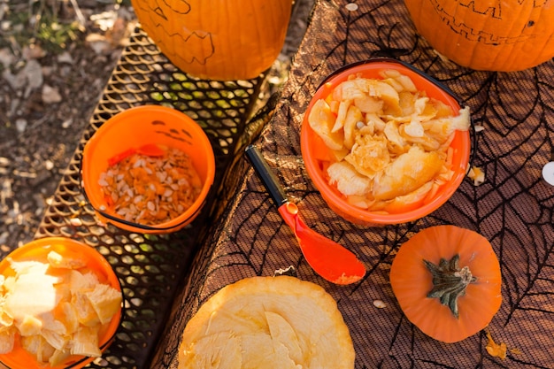 Scolpire grandi zucche arancioni per Halloween nel tardo autunno.