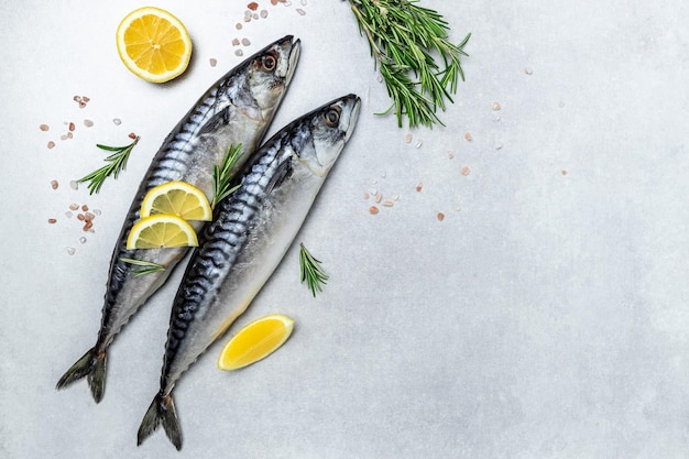 Scomber marinato sgombro o pesce di aringa con limone sale e spezie su sfondo chiaro Concetto di pesce vista dall'alto