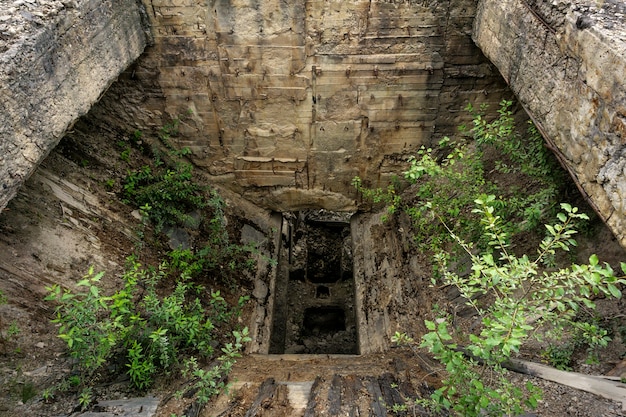 Scomparto di ingresso fatiscente di un frantoio di roccia della miniera abbandonata