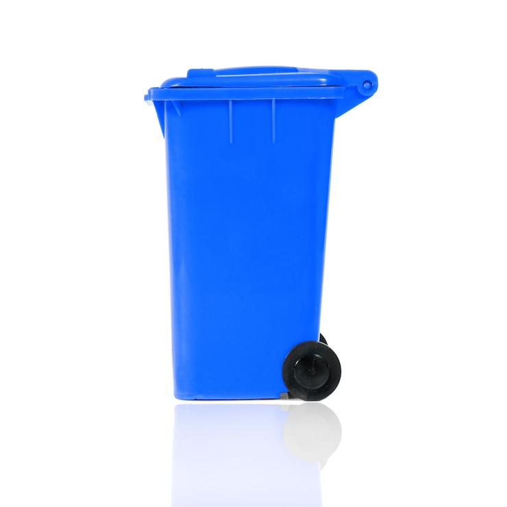 Foto scomparto di riciclaggio blu pieno con plastica