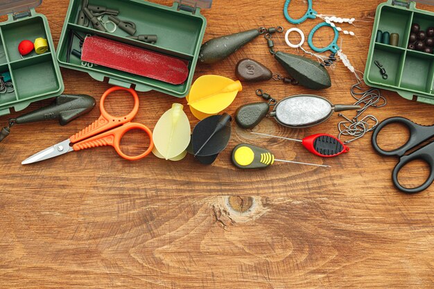 Scomparto in plastica e foto vista dall'alto dell'attrezzatura da pesca