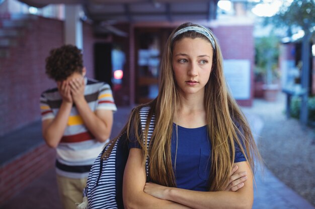 Sconvolto coppia di scuola che si ignorano