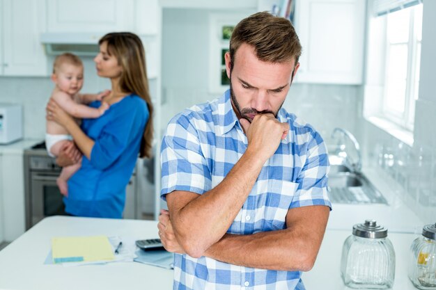 Sconvolto l'uomo con la famiglia in cucina