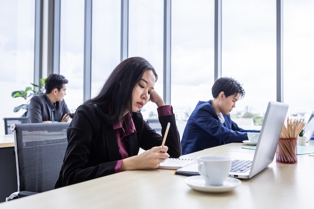 Sconvolto pensieroso giovane donna d'affari stress sul posto di lavoro che lavora con il computer portatile