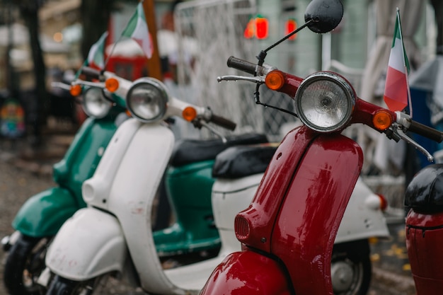 scooter d'epoca su una strada cittadina vicino a un ristorante italiano